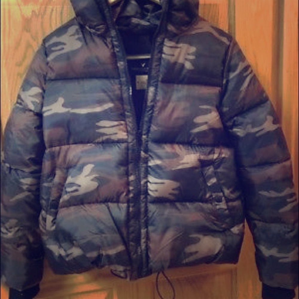 AMERICAN EAGLE SHORT PUFFER JACKET !